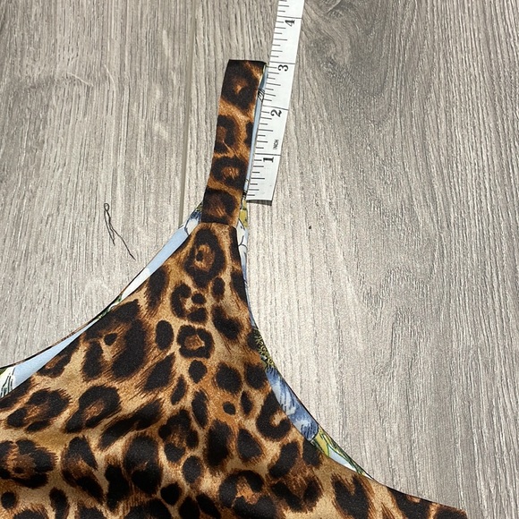 Reversible tank. Leopard print or flower pattern . V-neck or round neck. - Picture 7 of 8